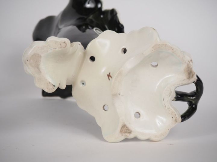 Paire de vases cornet en barbotine polychrome figurant deux fleurs épa