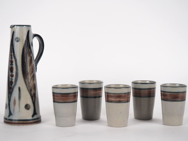 Partie de service à orangeade en grès à décor polychrome de palmes, co