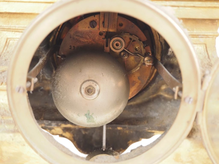 Garniture de cheminée 1900 en régule doré et patiné vert figurant des 