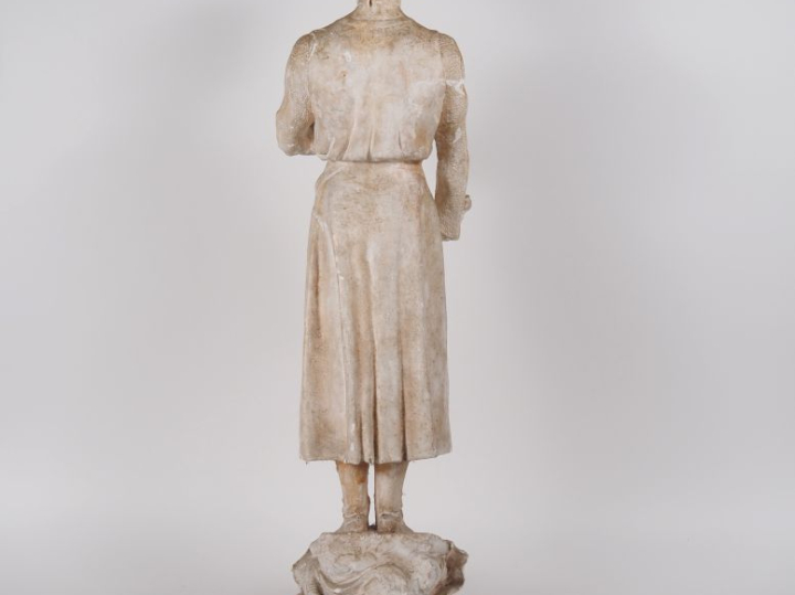 Ecole française XXème. "Portrait de chevalier en pied". Sculpture en p