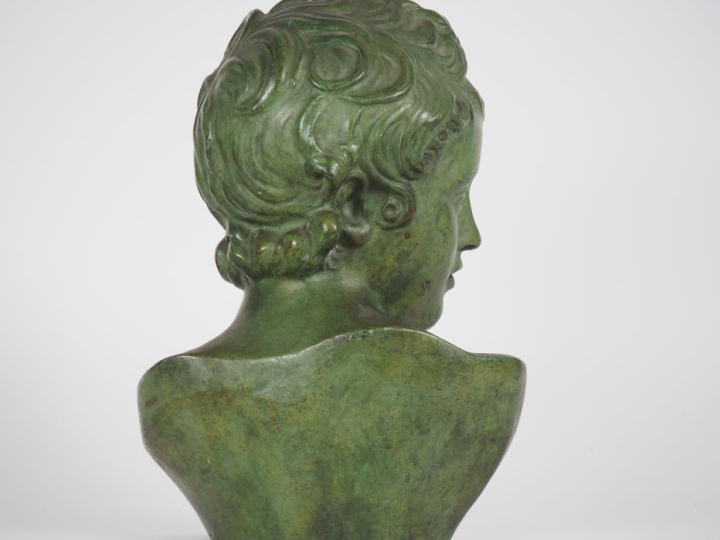 Ecole française XXème. "Portrait de jeune homme". Sculpture en bronze 