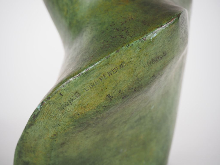 Ecole française XXème. "Portrait de jeune homme". Sculpture en bronze 