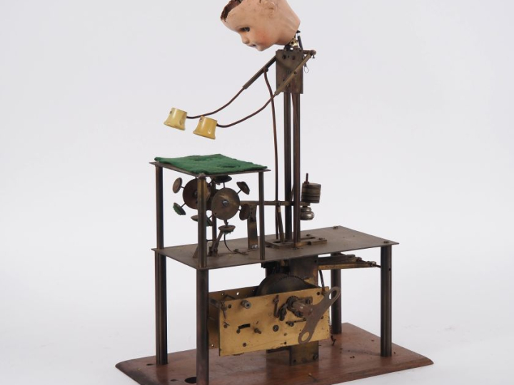 Carcasse d'automate, "le jeu de bonneteau". Dim. 45 x 17,5 x 31,5 cm. 