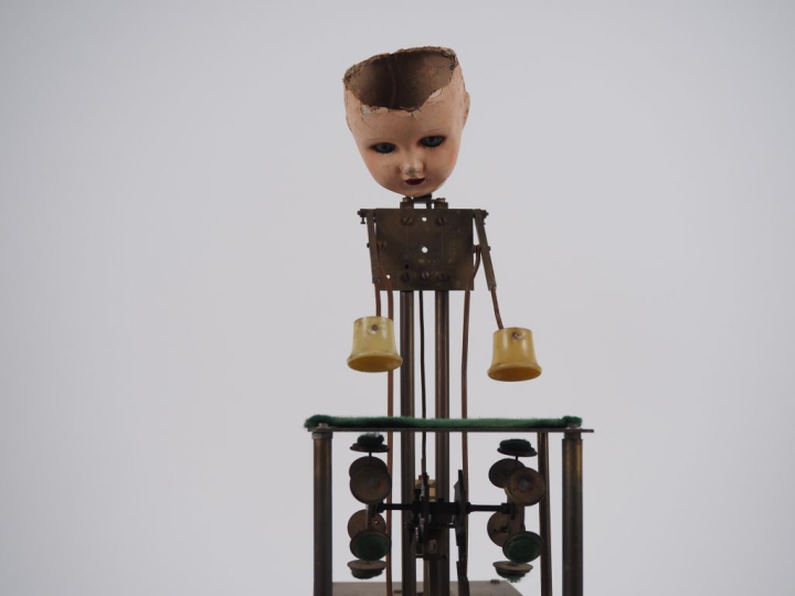 Carcasse d'automate, "le jeu de bonneteau". Dim. 45 x 17,5 x 31,5 cm. 