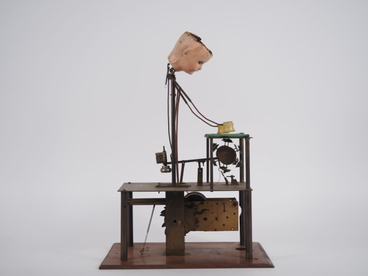 Carcasse d'automate, "le jeu de bonneteau". Dim. 45 x 17,5 x 31,5 cm. 