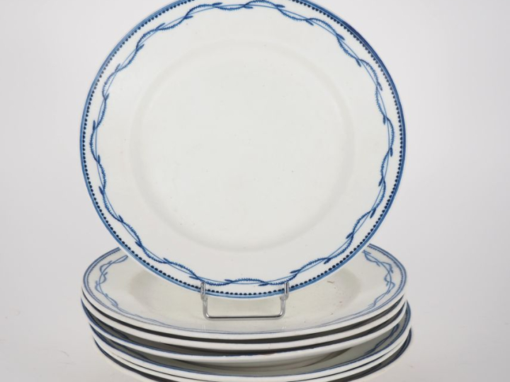 20 assiettes plates fin XIXème en faïence fine à décore de liserés ble