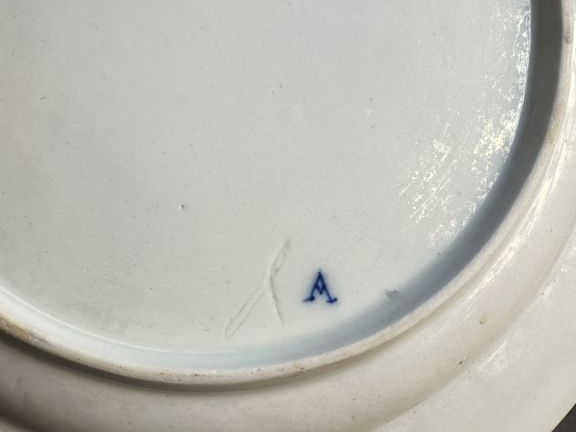 20 assiettes plates fin XIXème en faïence fine à décore de liserés ble