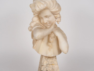 Vente aux enchères Ecole française début XXème. "Jeune fille timide". Sculpture en albâtr
