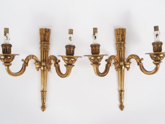Vente aux enchères Paire d'appliques de style Louis XVI en bronze doré, à décor de carquo