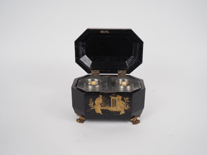 Boîte à épices début XXème de style Extrême-Orient en bois laqué noir 
