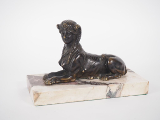 Vente aux enchères Sujet en bronze, "sphynx", sur un socle en marbre bicolore. Dim. 16,5 