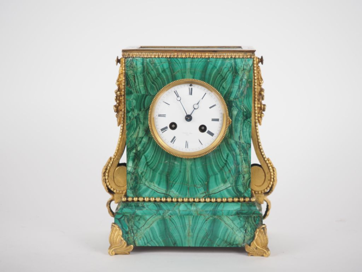 RAINGO Frères. Pendule borne de style Louis XVI en malachite et bronze