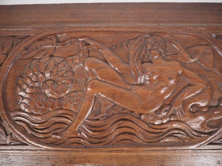 Panneau de style Haute-Epoque en bois sculpté à décor de femmes à l'an