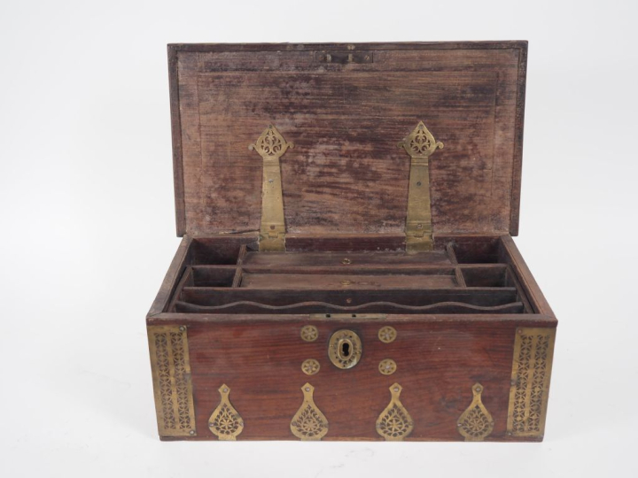 Coffret de voyage en acajou et placage d'acajou, ornementation de lait