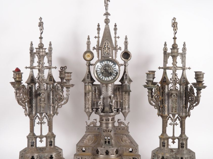 Importante garniture de cheminée de style néogothique en bronze argent