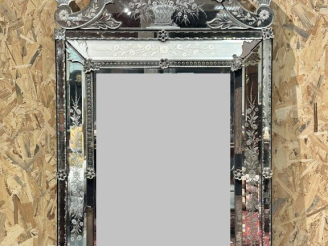 Vente aux enchères Miroir en verre de Venise à décor moulé et gravé de fleurs et de palme