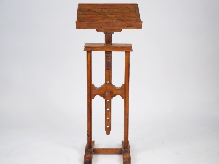 Lutrin XIXème en bois naturel mouluré, réglable. H. de la base : 87 cm