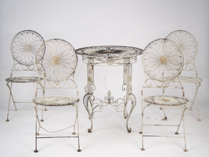 Ensemble de mobilier de jardin en fer forgé à décor ajouré de fleurs e