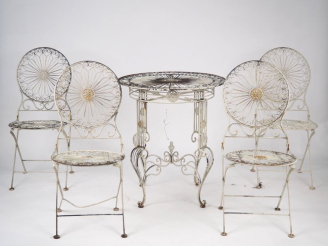 Vente aux enchères Ensemble de mobilier de jardin en fer forgé à décor ajouré de fleurs e