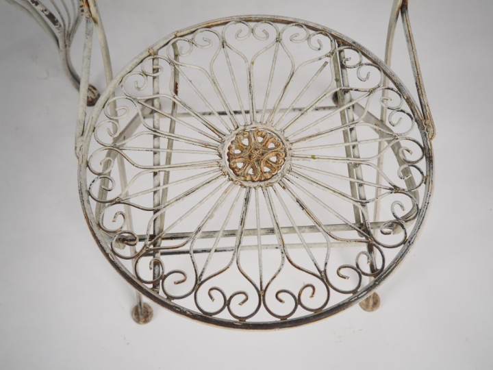 Ensemble de mobilier de jardin en fer forgé à décor ajouré de fleurs e