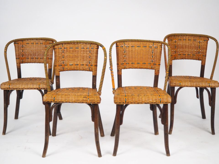 4 chaises bistrot en bois, assise et garniture en rotin et composition