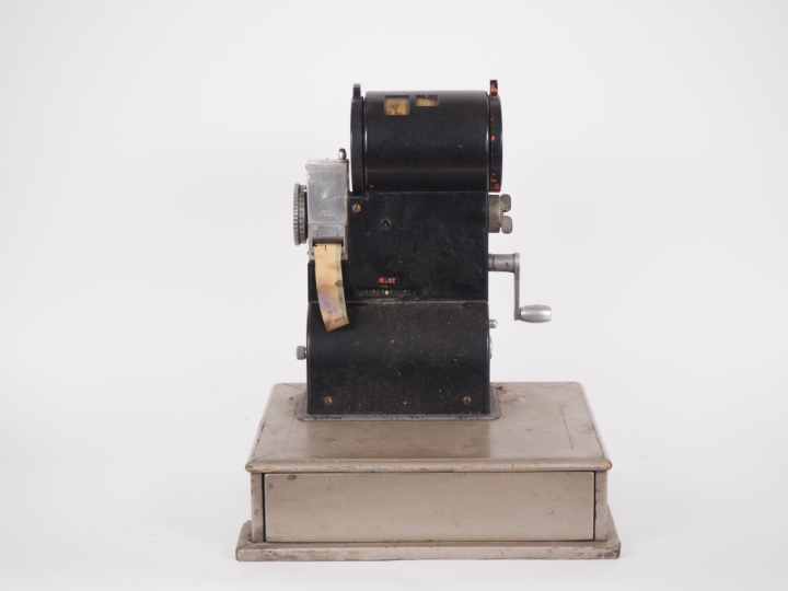 UNIS France. Caisse enregistreuse en bois et métal. Dim. 43 x 32 x 35 