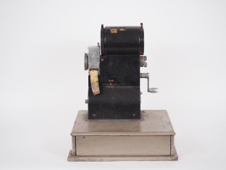 Vente aux enchères UNIS France. Caisse enregistreuse en bois et métal. Dim. 43 x 32 x 35 