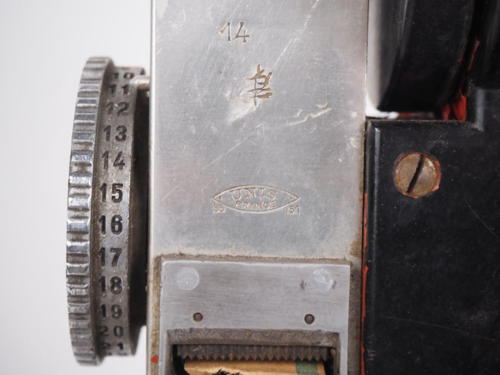 UNIS France. Caisse enregistreuse en bois et métal. Dim. 43 x 32 x 35 