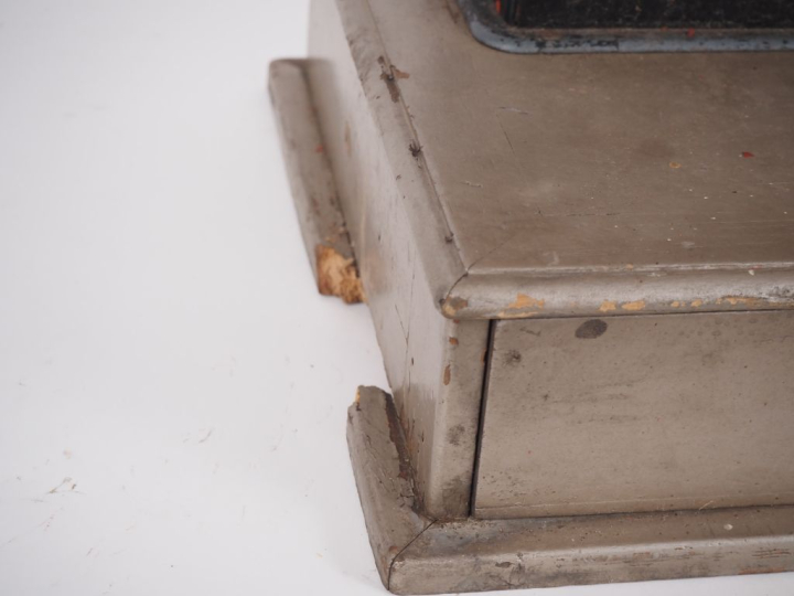 UNIS France. Caisse enregistreuse en bois et métal. Dim. 43 x 32 x 35 