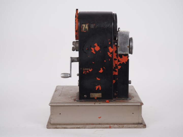 UNIS France. Caisse enregistreuse en bois et métal. Dim. 43 x 32 x 35 