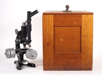 Vente aux enchères BECK LONDON. Microscope dans son coffret en bois avec ses accessoires.
