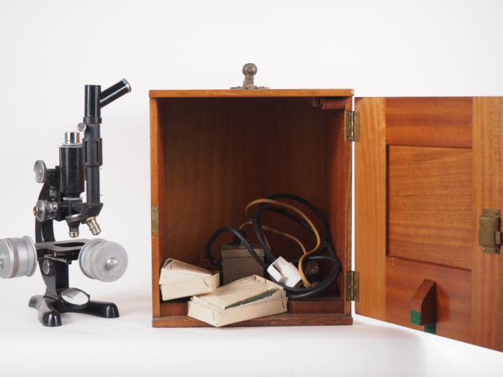 BECK LONDON. Microscope dans son coffret en bois avec ses accessoires.
