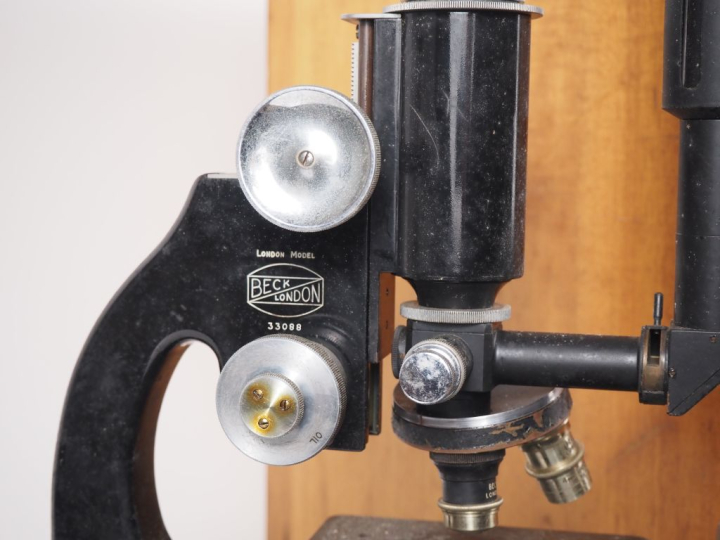 BECK LONDON. Microscope dans son coffret en bois avec ses accessoires.