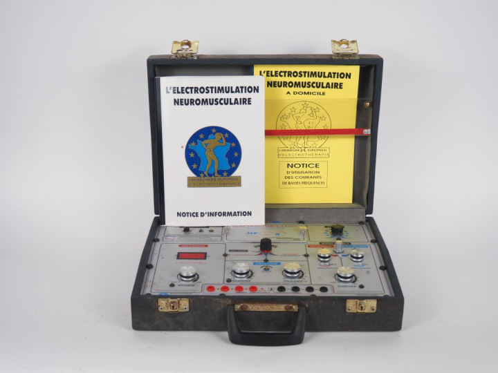 Valise contenant un appareil d'electrostimulation neuromusculaire. Dim