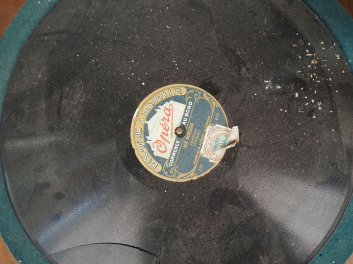 FONTANON.  Spectaculaire radiophone avec son pavillon. H. totale avec 