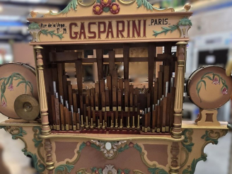 Vente aux enchères Orgue automatique de manège, 52 touches portant en façade le nom de Ga