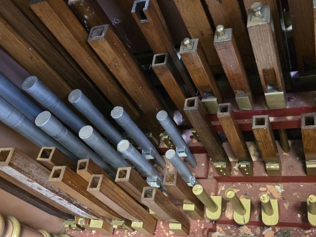 Orgue automatique de manège, 52 touches portant en façade le nom de Ga