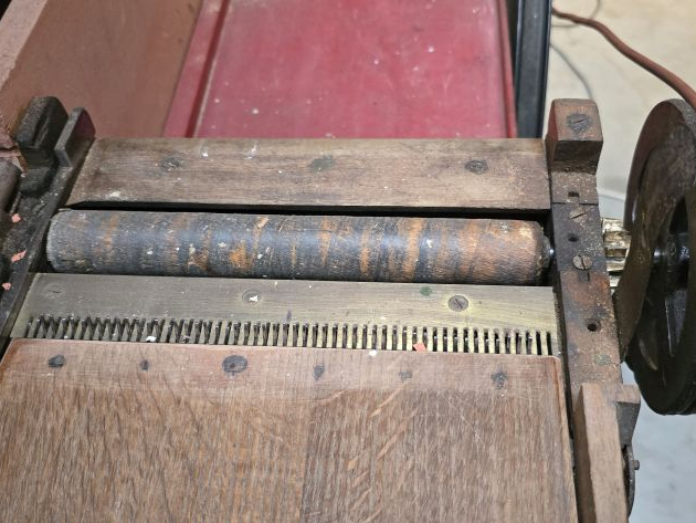 Orgue automatique de manège, 52 touches portant en façade le nom de Ga