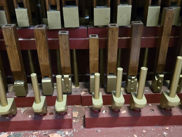 Orgue automatique de manège, 52 touches portant en façade le nom de Ga