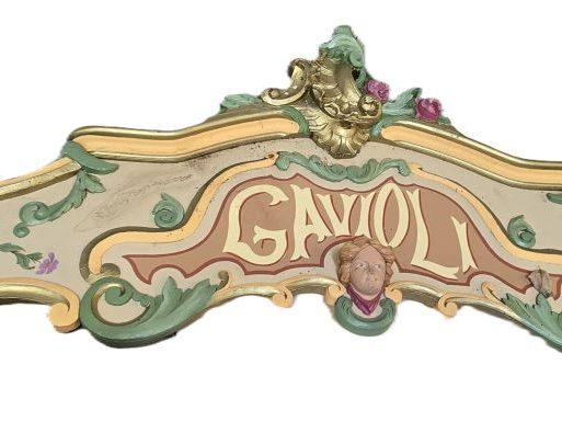 Orgue automatique de manège dans une façade à consoles, en bois peint.