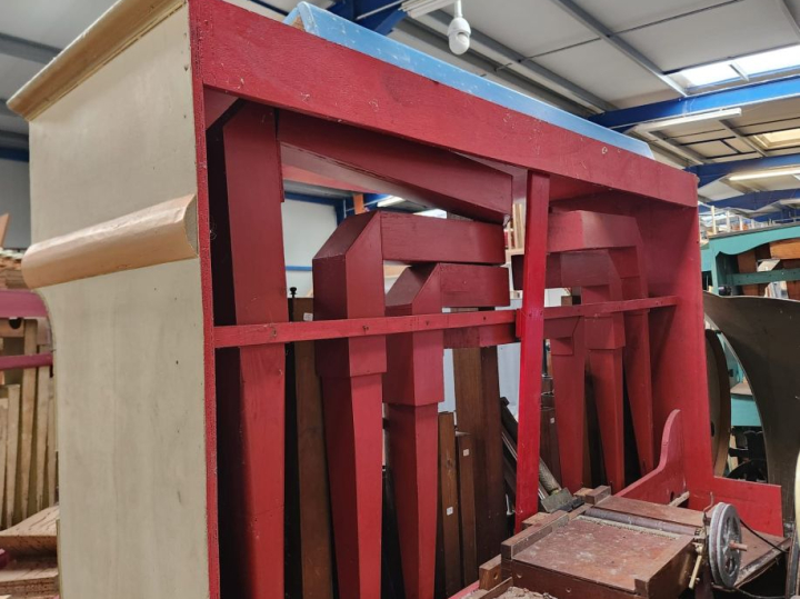 Orgue automatique de manège dans une façade à consoles, en bois peint.