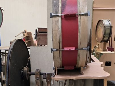 Orgue automatique de manège dans une façade à consoles, en bois peint.