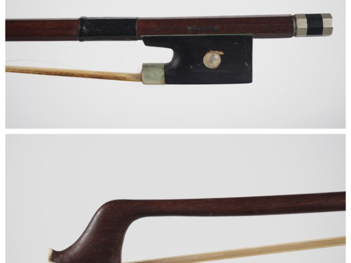 Archet de violoncelle	 en bois du Brésil. signé TOURTE, en col de cygn