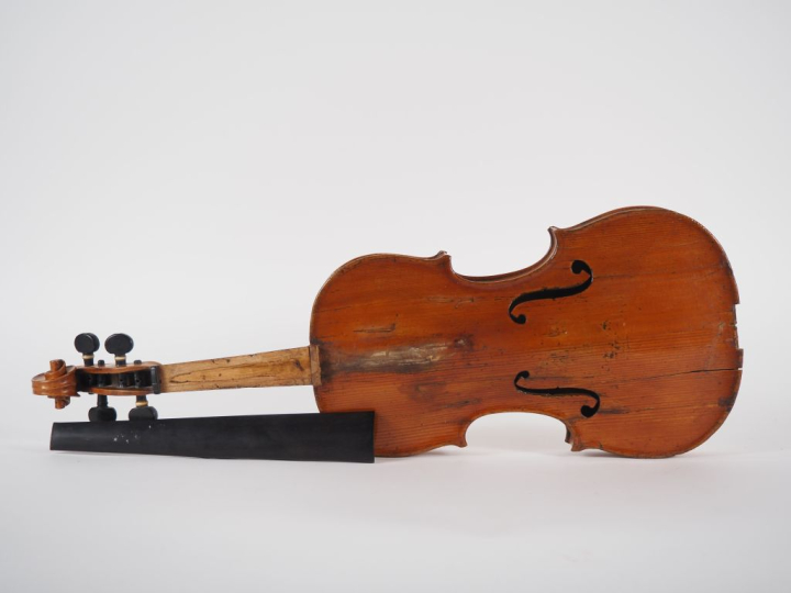 Violon 	fait dans les pays de l’Est vers 1890-1900	. 352mm. 	mauvais é