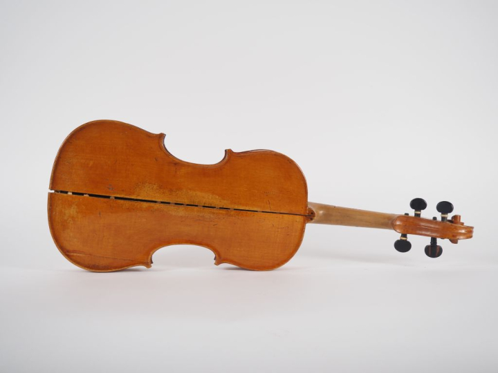 Violon 	fait dans les pays de l’Est vers 1890-1900	. 352mm. 	mauvais é