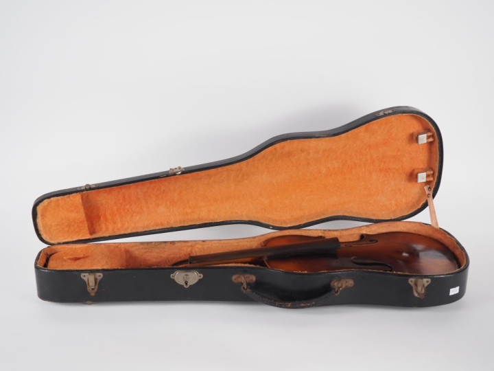 Violon 	français non fileté fait à Mirecourt vers 1900. 	359mm	 bon ét