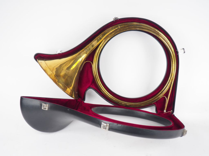 François PERINET Paris. Trompe de chasse en laiton dans son étui. Sign