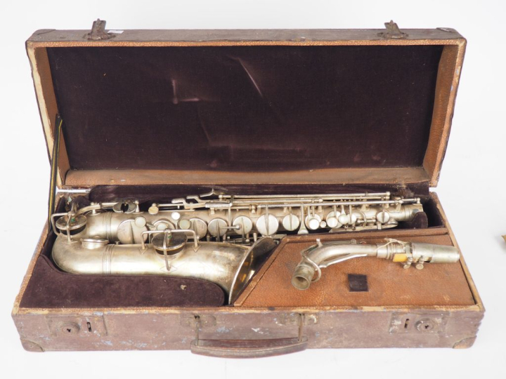 MASSPACHER. Saxophone Alto en métal argenté.