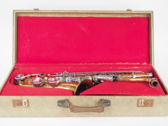 Vente aux enchères DOLNET Paris. Saxophone tenor. Signé.
