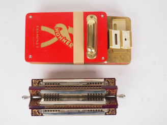 Vente aux enchères HOHNER. Harmonica multiple tremolo Sextet. Signé.  On y joint un souff